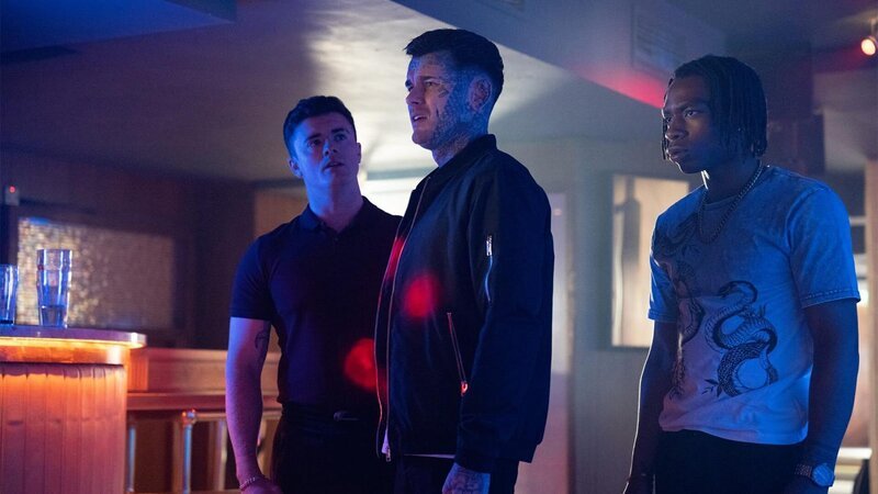 L-R: Kevin Delaney (Kenneth Hudson), Ged Delaney (Baz Black), Eddie Lucas (Aaron Katambay). – Bild: KIN SERIES HOLDING UK LTD AND HEADLINE PICTURES (KIN) LIMITED