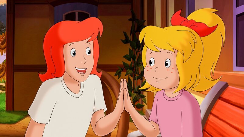 Bibi (r.) und Tina sind beste Freundinnen und froh, die Ausreißer gefunden zu haben. – Bild: ORF/​ZDF/​Kiddinx Studios/​Kiddinx