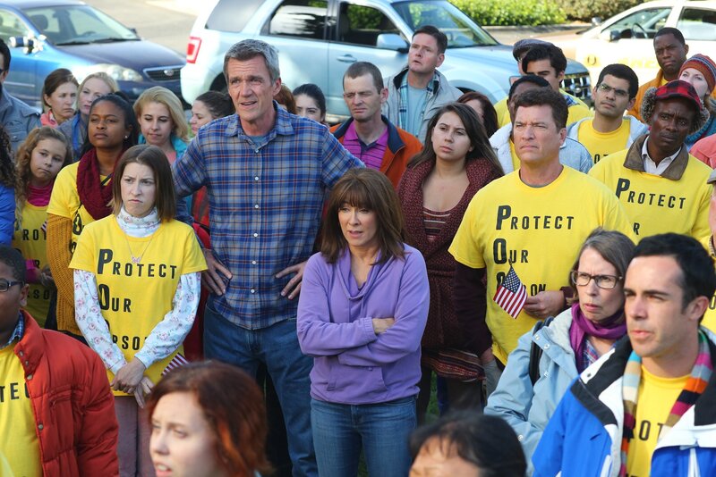 Noch ahnen Sue (Eden Sher, Mitte l.), Mike (Neil Flynn, Mitte 2.v.l.) und Frankie (Patricia Heaton, Mitte 3.v.l.) nicht, dass in ihrer Familie mehr Geheimnisse gehütet werden, als gedacht … – Bild: Warner Bros.