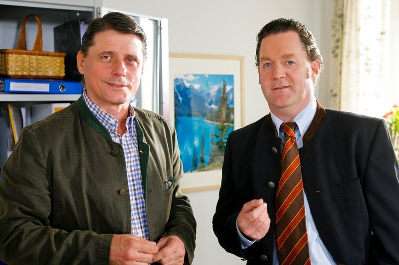 Alpenvereinschef Sauter (Christian Spatzek, l.) und Bürgermeister Schretzmayer (Jürgen Tonkel, r.) waren gegen den Erlebnispark, den das Opfer in den Bergen errichten wollte. Ging der Streit tödlich aus? – Bild: Christian A. Rieger
