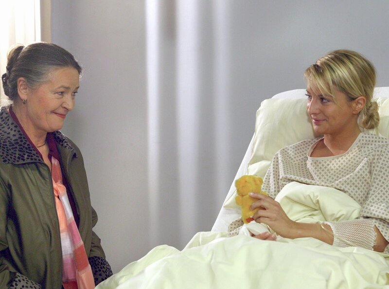 Helga Brahms (Monika Hetterle) besucht ihre Tochter Nicole (Katrin Weißer) in der Sachsenklinik. Mutter und Tochter führen ein klärendes Gespräch: Denn obwohl Nicole auf die Unterstützung ihrer Mutter bei der Betreuung ihrer Tochter Katja angewiesen ist, möchte sie nicht, dass deren Einfluss stärker ist als der Ihre. – Bild: MDR/​Krajewski