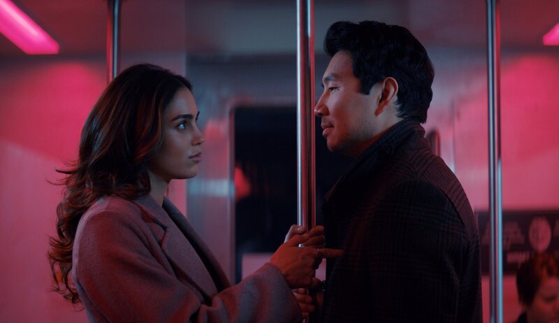 THE COPENHAGEN TEST -- Episode 101 -- Pictured: (l-r) Melissa Barrera as Michelle, Simu Liu as Alexander – Bild: PEACOCK /​ Universal
