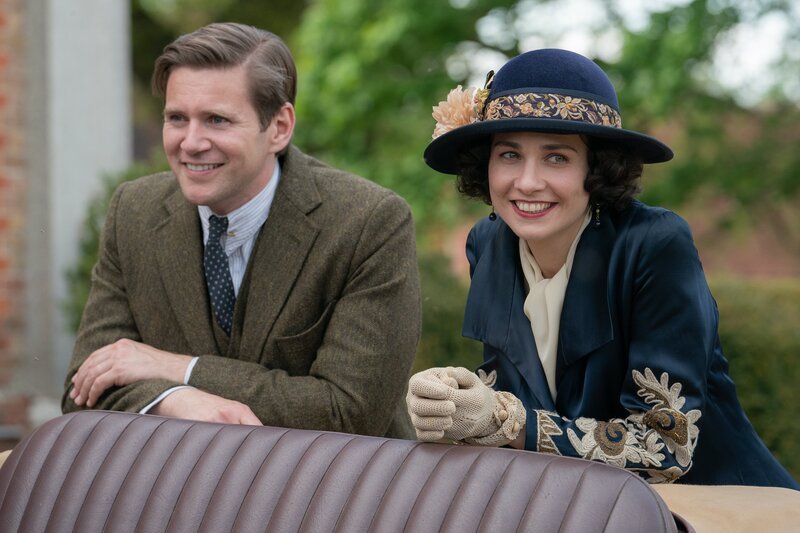 l-r: Tom Branson (Allen Leech), Lucy Smith (Tuppence Middleton) – Bild: Ben Blackall /​ Focus Features /​ Universal /​ Carnival Film & Television /​ FOCUS FEATURES LLC