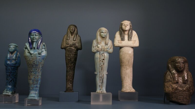 Kleine Helfer im Jenseits: Uschebtis sind Abbilder der Verstorbenen. Im Grab beigesetzt, sollten sie im Jenseits als Doppelgänger dienen und dem Verstorbenen unliebsame Aufgaben abnehmen. – Bild: ZDF und Ole Jürgens