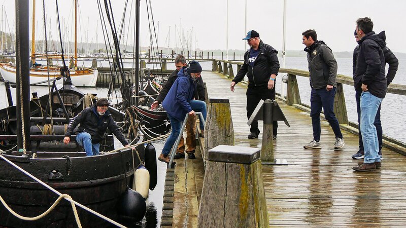 Terry Matheson (4.v.r.) Rick Lagina (l.), Alex Lagina (r.) – Bild: uklib /​ © THE HISTORY CHANNEL /​ A+E Networks