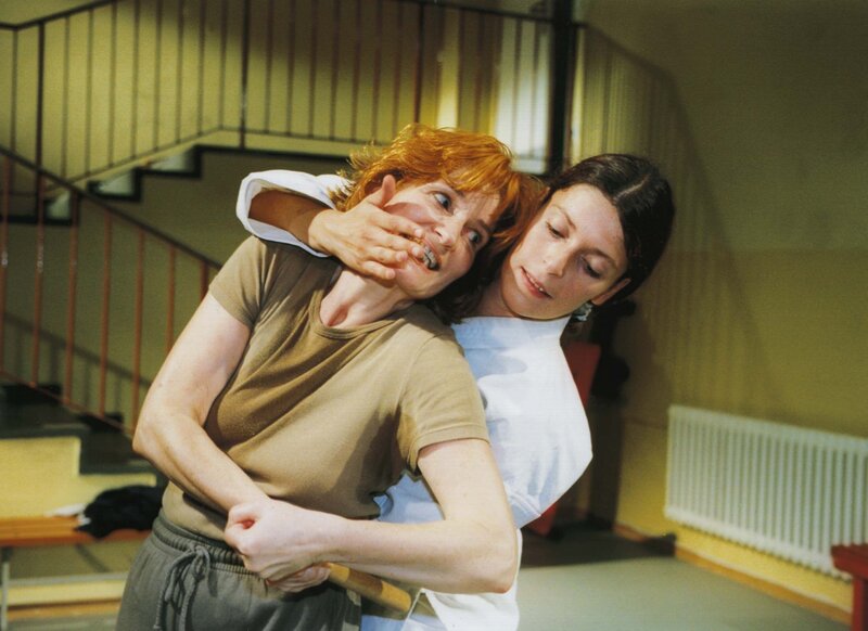 Caro (Frederikke Weber, r.) macht mit Regine (Ana Fonell) einen Trainingskampf. – Bild: RTLplus