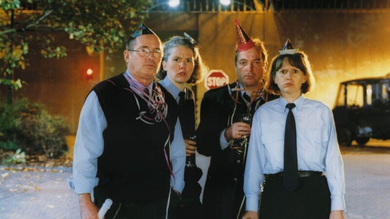 Jutta (Claudia Loerding, r.) und ihre Kollegen (Egon Hofmann, 2.v.re., Uta Prelle, li. Komparse) wundern sich über den ausgelösten Alarm. – Bild: RTL