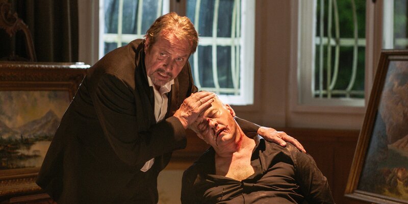 Schafft es Kriminalhauptkommissar Benedikt Beissl (Andreas Giebel, links), Dr. Holger Stalz (Marcus Mittermeier, rechts) am Leben zu halten? Und warum wurde überhaupt ein Kunstexperte verletzt? – Bild: Christoph Krauth /​ BR /​ Lucky Bird Pictures