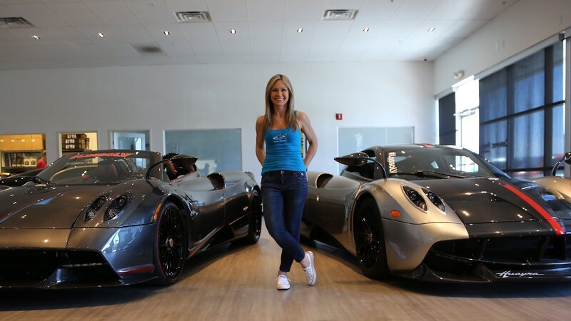Agnes poses in front of the Pagani. – Bild: Animal Planet /​ Discovery Communications