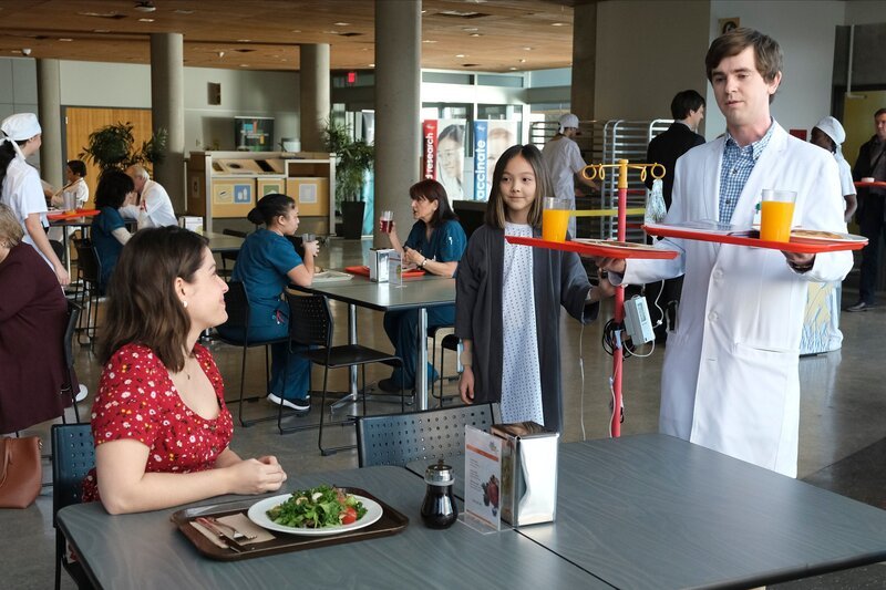 Dr. Shaun Murphy (Freddie Highmore, vorne r.) – Bild: CH Media/​American Broadcasting Companies, Inc./​JEFF WEDDELL
