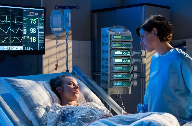 Alina Böhme (Amelie Herres, l.); Gabi Böhme (Hanna Scheibe, r.) – Bild: ARD/​Jens Ulrich Koch