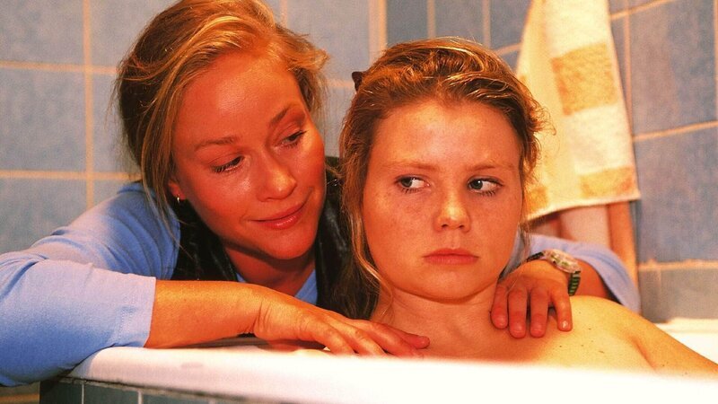 Dagmar (Kristiane Kupfer, li.) redet Vivi (Annette Frier) ein, dass das Böse in ihr sei und sie das Kind von Zöllner abtreiben muss … – Bild: RTL