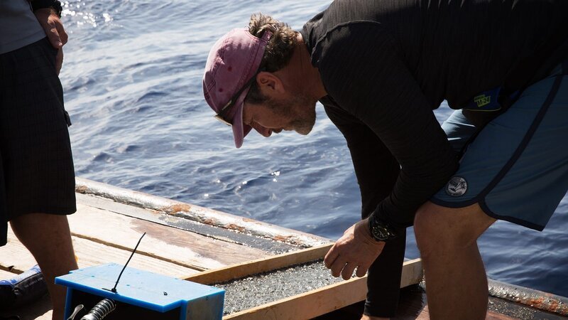 Eric Schmitt running sand through sluice box on boat – Bild: Discovery Channel