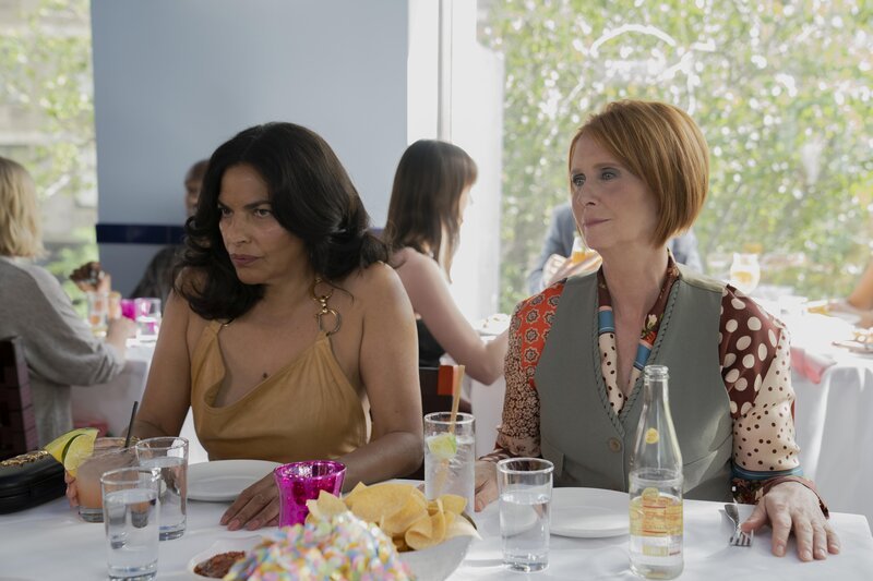 l-r: Seema Patel (Sarita Choudhury), Miranda Hobbes (Cynthia Nixon) – Bild: Warner