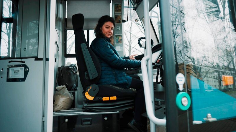 Wer Wrocław verstehen will, steigt in die Straßenbahnlinie 1. Seit 140 Jahren rollt sie durch die Stadt – eine der ältesten noch betriebenen Tramlinien Europas. Nach dem Krieg war sie die erste, die wieder fuhr: durch Trümmer, Hoffnung und einen Neuanfang. Heute führt sie an renovierten Fassaden und grünen Oder-Ufern zu den Wohnblöcken der Moderne. – Tatajana Granowska unterwegs in Wrocław – Bild: rbb/​Elias Franke