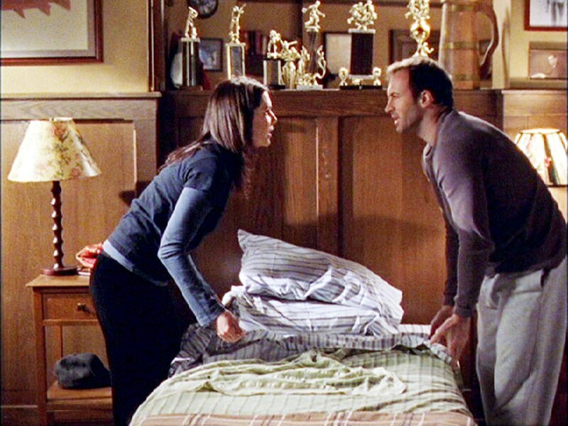 Während ein Feuer im Independence Inn Lorelai (Lauren Graham, l.) zwingt, ihre Gäste bei ihren Freunden einzuquartieren, erfährt Luke (Scott Patterson, r.), dass Jess die Schule schwänzt, um zu arbeiten … – Bild: 2002 Warner Bros. Lizenzbild frei