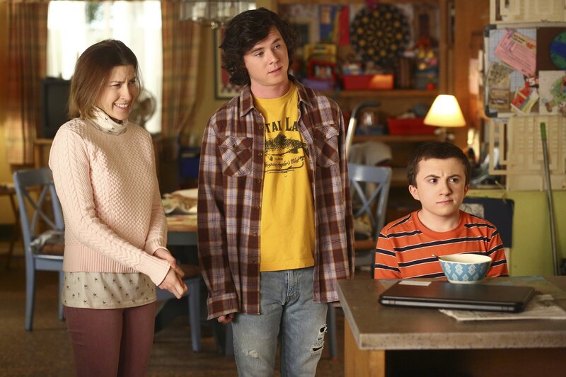 Was wartet auf Sue (Eden Sher, l.), Axl (Charlie McDermott, M.) und Brick (Atticus Shaffer, r.), als im Haus ihrer Eltern eine Wasserleitung bricht? – Bild: Warner Bros.