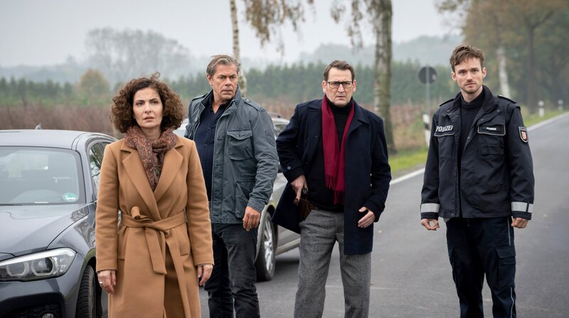 Staatsanwältin Hilke Zobel (Proschat Madani, l.), ihr Neffe, der Polizeianwärter Dennis Funke (Markus Gläser, r.), sowie Finn (Sven Martinek, 2.v.l.) und Lars (Ingo Naujoks, 2.v.r.) können kaum glauben, was sie sehen. – Bild: ARD/​Georges Pauly