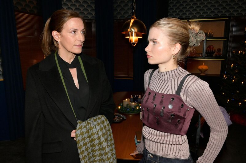 Katrin (Ulrike Frank, l.) appelliert an Johanna (Charlott Reschke), ihren Geschwistern nicht das Feld zu überlassen. – Bild: RTL /​ Rolf Baumgartner /​ Vorzeigemutter