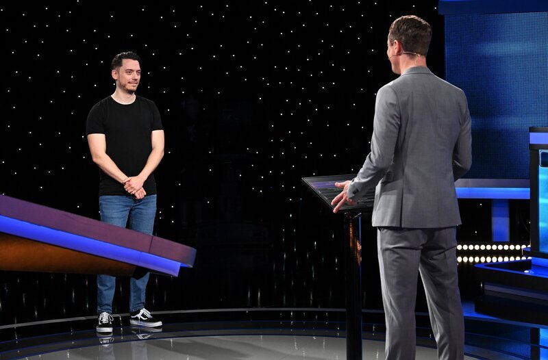 Moderator Alexander Bommes (r.) mit dem Kandidaten Nico Verbeck (l.). – Bild: ARD/​Uwe Ernst