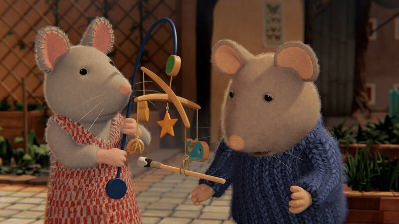 Julia (links) und Sam (rechts) wollen das alte Mobile reparieren, das einmal Sams Vater gehörte. Doch es ist nicht einfach, passende Teile zu finden, die die verloren gegangenen ersetzen können. – Bild: ZDF/​Cielo Films/​Caribara Production/​SuperswissRed/​M.A.R.K.13/​ZDF Studios GmbH