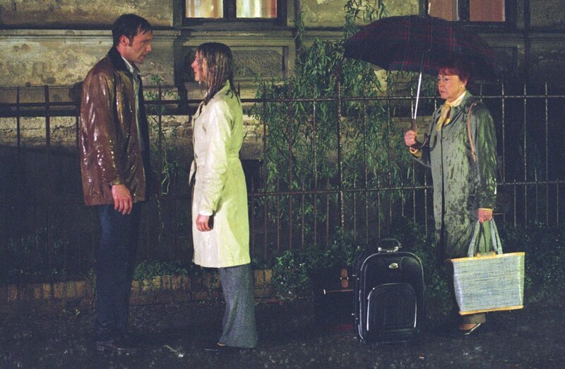 Überrascht beobachtet Biancas Oma Ursula (Annemone Haase, r.), dass Oliver (Patrik Fichte, l.) Bianca (Tanja Wedhorn, M.) anfleht, nicht fort zu gehen. – Bild: ZDF und Britta Krehl