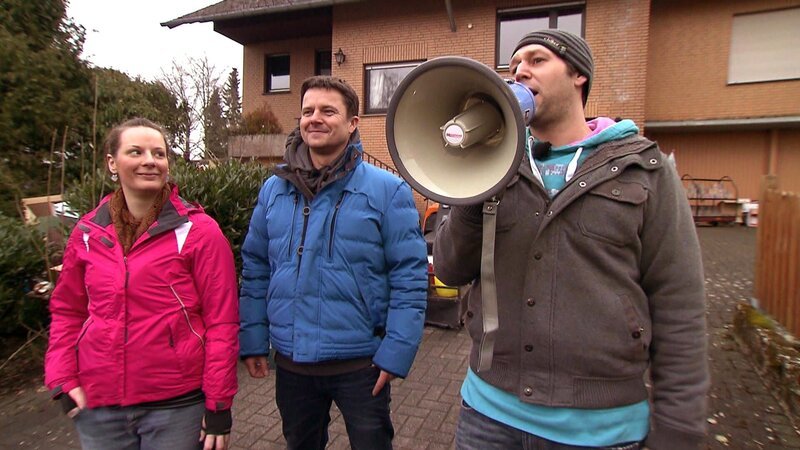 Sarah, Trödelprofi Marco Heuberg (Mitte) und Björn (34) laden zum Flohmarkt ein – Bild: RTL II