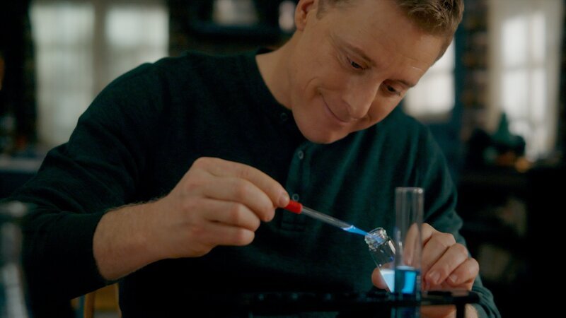 RESIDENT ALIEN -- ìLovebirdî Episode 305 -- Pictured in this screengrab: Alan Tudyk as Harry Vanderspeigle – Bild: SYFY /​ Universal