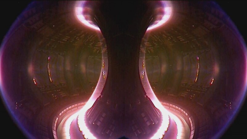 Seit Albert Einstein den Schlüssel zur Energie der Sonne gefunden hat, träumen Menschen davon, mit Fusionsreaktoren die Sonne auf die Erde zu holen. Doch kann der Mensch die titanischen Kräfte tatsächlich bändigen? – Bild: ZDF/​BBC