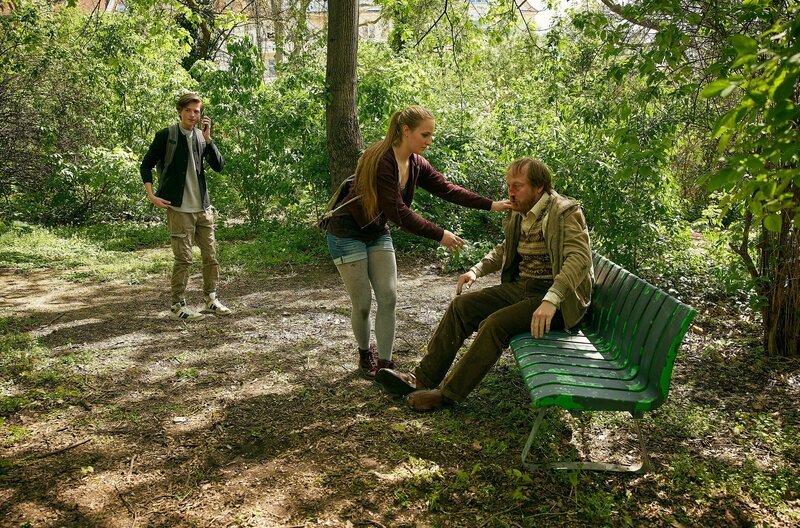 Was ist dem verletzten Philip Grams (Thilo Prothmann, r.) zugestoßen? Die Schüler*innen Ina (Liv Schulinus, M.) und Tobi (Oskar Brandt, l.) rufen Hilfe. – Bild: ARD/​Rudolf Wernicke