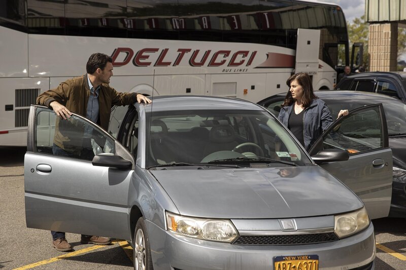 Benny Gallagher (Owain Yeoman, l.); Jo Evans (Allison Tolman, r.) – Bild: ABC Studios /​ Eric Liebowitz