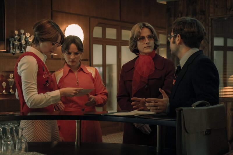 Helga von Boost (Maria Ehrich, l.) und Monika Franck-Schöllack (Sonja Gerhardt, 2.v.l.) sind verwundert. Die Tanzschule soll an den rechtmäßigen Besitzer zurückgegeben werden. Caterina Schöllack (Claudia Michelsen, 3.v.l.) schmeißt die Fremden raus und spricht mit Peter Welling (Alexander Gaida, r.). – Bild: Conny Klein /​ ZDF