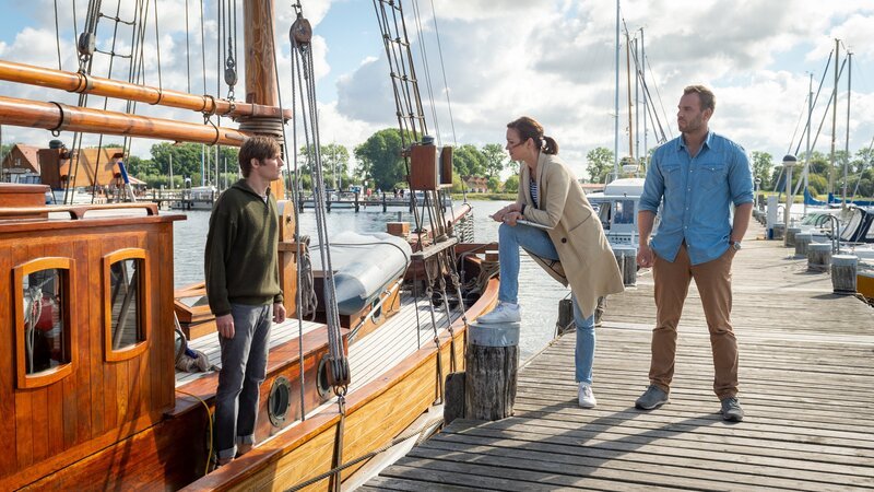 Die Kommissare Lars Pöhlmann (Dominic Boeer, r.) und Karoline Joost (Nike Fuhrmann, M.) befragen Jonas Tangens (David Nádvornik, l.), den neuen Freund der Toten; er berichtet von einer harmonischen Beziehung. – Bild: ZDF /​ Meyerbroeker