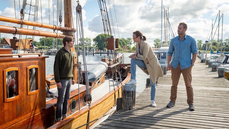 Die Kommissare Lars Pöhlmann (Dominic Boeer, r.) und Karoline Joost (Nike Fuhrmann, M.) befragen Jonas Tangens (David Nádvornik, l.), den neuen Freund der Toten; er berichtet von einer harmonischen Beziehung. – Bild: ZDF /​ Meyerbroeker