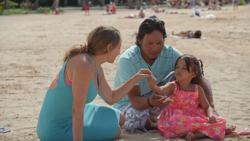 Keone und Christina haben sich auf der Hawaii-Insel Oahu niedergelassen und lieben das Leben auf dem tropischen Eiland. Doch mit drei Kindern geht ihnen der Platz aus: Die Familie braucht dringend mehr Zimmer und sucht nun ein geräumiges Blockhaus mit rustikaler Atmosphäre. Da diese Art von Häusern auf Hawaii Mangelware sind, hat das Paar Maklerin Lila beauftragt. – Bild: HGTV