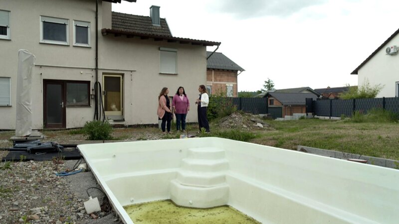 Jutta und Viviane Böhm wollen sich einen lang gehegten Wunsch erfüllen: einen Pool im Garten. Stattdessen ähnelt ihr Grundstück nun einer Schutthalde. Rechts Manuela Reibold-Rolinger, Fachanwältin für Verbraucherbaurecht – Bild: RTL /​ Eikon Nord /​ Baupfusch – Risiko in Haus und Garten