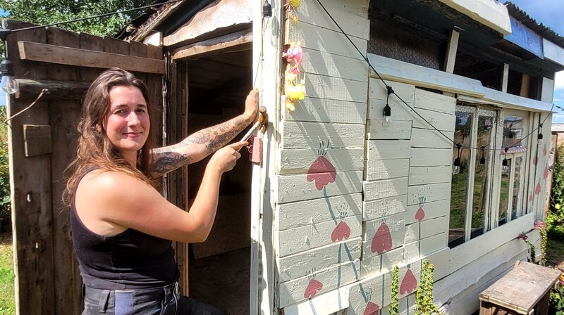 Maxi und Stephen Warneyer mit Sohn Matthis vor ihrem Vierseitenhof zwischen Uelzen und Dannenberg. – Bild: NDR/​Reinhard Bettauer