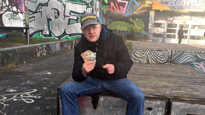 Seit knapp zwei Jahren ist Igor (42) arbeitslos. Doch einen neuen Job findet er nur schwer: sein Vorstrafenregister und eine fehlende Ausbildung stellen sich regelmäßig als unüberwindbare Hürden dar. – Bild: RTL II