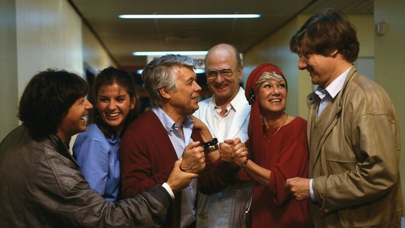 Aufregung herrscht im Flur des Krankenhauses, als der Arzt (Robert Dietl, 3. v. r.) Werner (Peter Weck, 3. v. l.) mitteilt, wie groß Franziska bei der Geburt war. Dabei sind seine Freunde Wolfgang (Herbert Herrmann, l.), Bille (Maria Sebaldt, 2. v. r.) und Alfons (Herbert Bötticher, r.). – Bild: ZDF und Nova Film