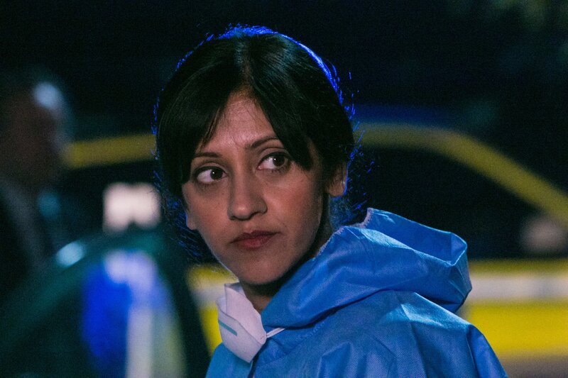 Rechtsmedizinerin Dr. Kam Karimore (Manjinder Virk) liefert den entscheidenden Hinweis zur Aufklärung der Mordserie beim Thassingham-Musikfestival. – Bild: ZDF und Mark Bourdillon.