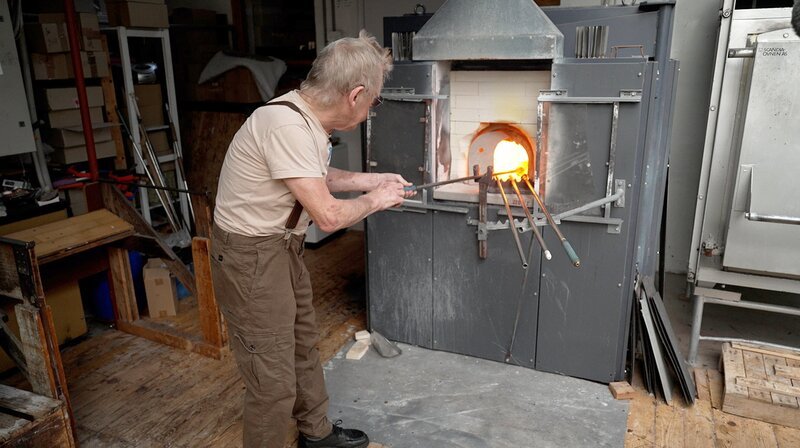 Das Glas ist 1000 Grad heiß. – Bild: NDR