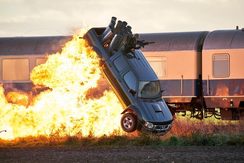 Semir und Paul verpassen den Gangstern eine herbe Niederlage. – Bild: Endstation