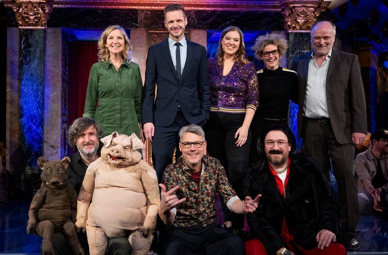 WDR Fernsehen MITTERNACHTSSPITZEN. Mitternachtsspitzen mit oberen Reihe (v.l.n.r.): Susanne Pätzold, Florian Schroeder, Fee Brembeck, Karen Dahmen, Martin Maier-Bode; untere Reihe (v.l.n.r.): Michael Hatzius mit Torsten und Steffi, Christoph Sieber (Gastgeber), Philip Simon – Bild: WDR/​Melanie Grande