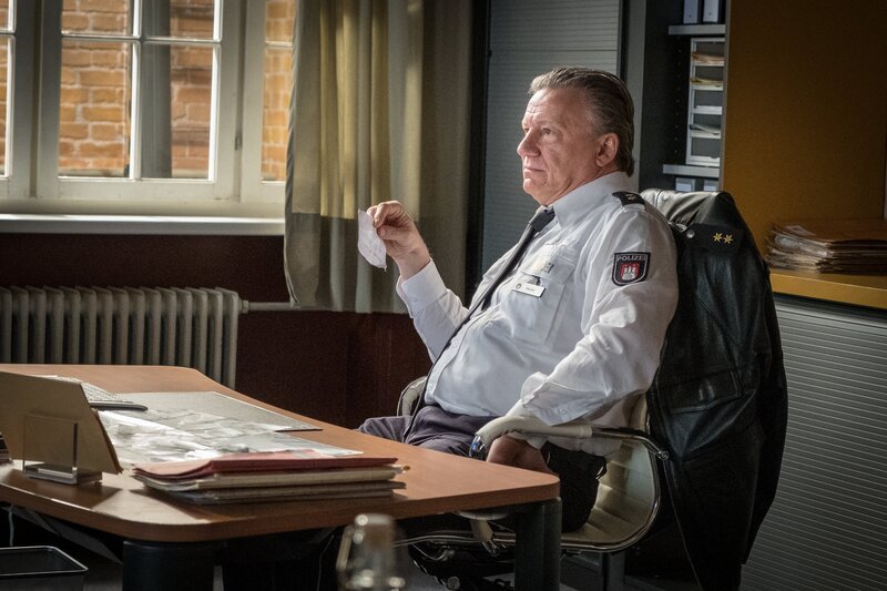 Haller (Hannes Hellmann) lässt sich auf Matthias Begemanns Forderungen nicht ein und übergibt Melanie den Fall und die Befragung von Begemanns Sohn. – Bild: ZDF/​Boris Laewen