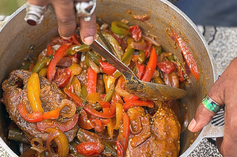 Zu Rays Sonntagsgericht aus Trinidad gehört frittierter Fisch mit Paprikagemüse. – Bild: Britta Rating