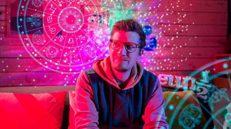 Beeinflussen die Sterne tatsächlich unser Leben? Reporter Robert checkt, was es mit Astrologie und Horoskopen auf sich hat. – Bild: WDR/tvision Beeinflussen die Sterne tatsächlich unser Leben? Reporter Robert checkt, was es mit Astrologie und Horoskopen auf sich hat. – Bild: WDR/tvision