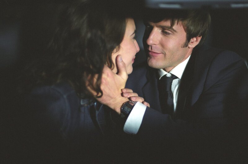 Eddie (Christoph Mory, r.) und Denise (Nadja Robiné, l.) haben die Nacht miteinander verbracht. – Bild: ZDF und Britta Krehl