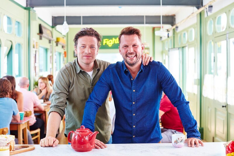 Brechen gemeinsam zu neuen kulinarischen Abenteuern auf und bekommen dabei prominente Küchenhelfer: Jamie Oliver (l.) und Jimmy Doherty (r.) … – Bild: RTL Living