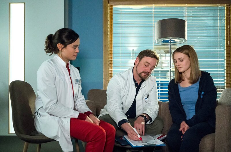 Rebecca Krieger und Dr. Marc Lindner klären Leni Fichtner über die Risiken der Operation auf. – Bild: ARD/​Jens Ulrich Koch