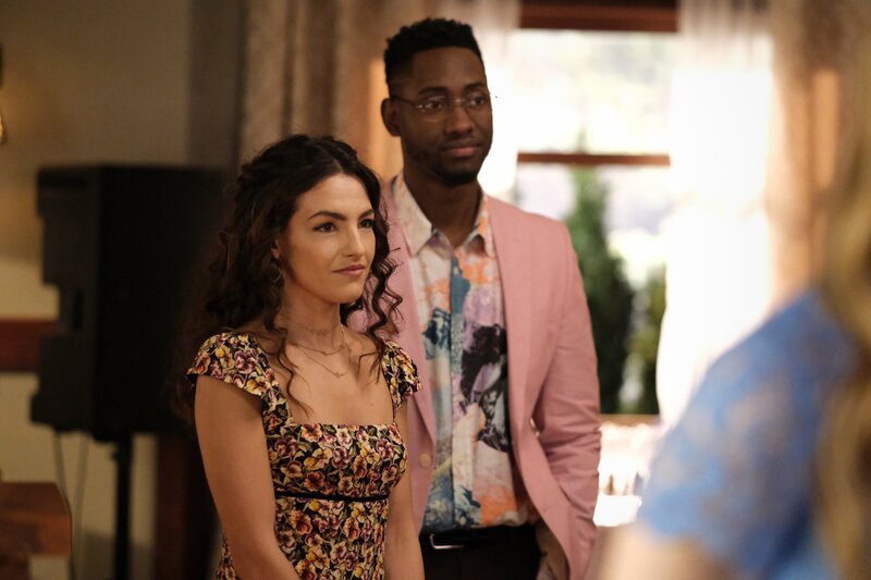 Allegra Garcia (Kayla Compton, l.); Chester P. Runk (Brandon McKnight, r.) – Bild: Warner Bros. Entertainment Inc. All Rights Reserved.